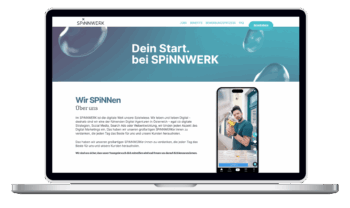 Ein Laptop zeigt die SPiNNWERK-Website mit der Überschrift „Dein Start“. bei SPiNNWERK, einem Abschnitt mit dem Titel Wir SPiNNen Über uns und einem Bild einer lächelnden Person, die ein Telefon hält.